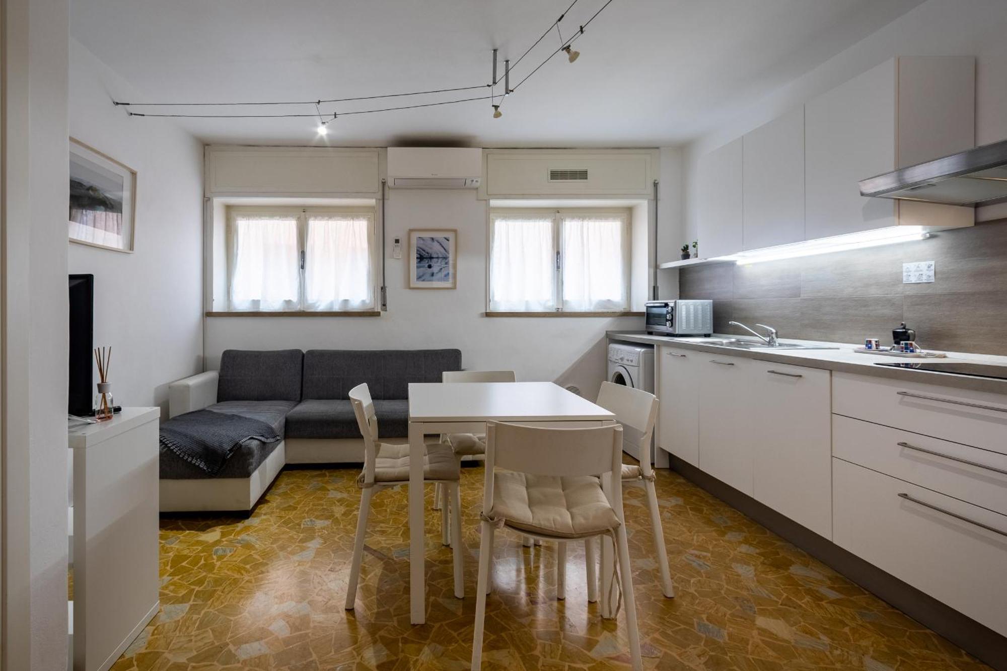 Apartment White House In *
